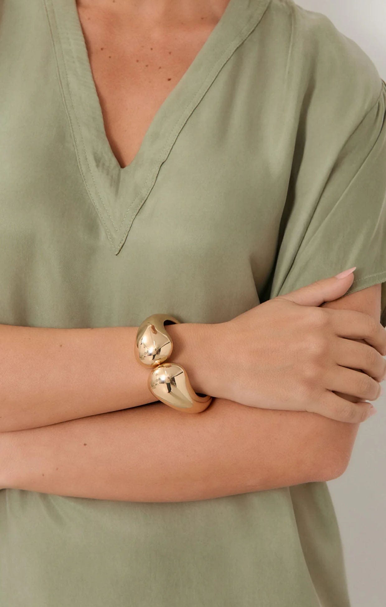 Bracelets OS / GOLD STATEMENT HINGED BANGLE